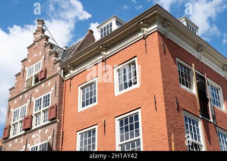 Fassaden von authentischen bunten Backsteinhäusern, die linke mit abgestuftem Giebel, im historischen Zentrum von Delft, Niederlande. Stockfoto