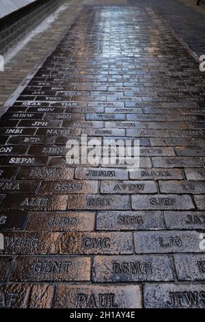 Personalisierte Kopfsteinpflaster mit Keramikgoldschicht in Delft mit Namen oder Abkürzungen auf ihnen. Sie symbolisieren eine Geschichte, die Peopl verbindet Stockfoto