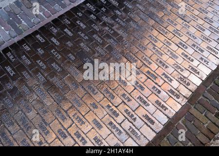 Personalisierte Kopfsteinpflaster mit Keramikgoldschicht in Delft mit Namen oder Abkürzungen auf ihnen. Sie symbolisieren eine Geschichte, die Peopl verbindet Stockfoto