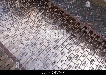 Personalisierte Kopfsteinpflaster mit Keramikgoldschicht in Delft mit Namen oder Abkürzungen auf ihnen. Sie symbolisieren eine Geschichte, die Peopl verbindet Stockfoto