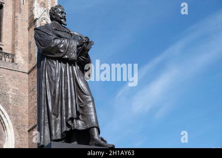 Statue des Juristen, Staatsmannes und Remonstrantenführers Hugo de Groot (Hugo Grotius) vor dem Eingang der Nieuwe Kerk in Delft Stockfoto