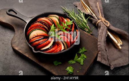 Ratatouille Kasserolle auf dunklem Hintergrund. Traditionelles französisches Speisekonzept. Stockfoto