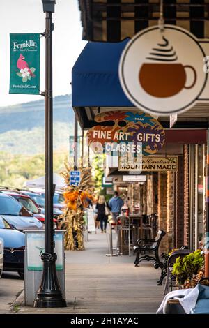 Café und Geschäfte an der East Main Street an einem Herbstnachmittag in der Bergstadt Franklin, North Carolina. (USA) Stockfoto