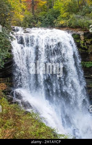 Dry Falls, ein beliebter Wasserfall, der an einem wunderschönen Herbsttag zwischen Highlands und Franklin, North Carolina, liegt. (USA) Stockfoto