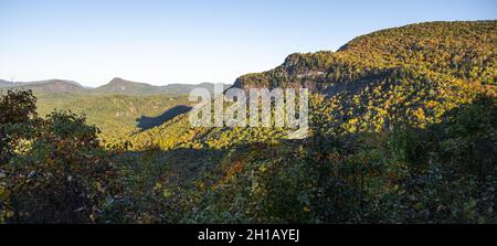 Der „Schatten des Bären“ vom Whiteside Mountain erscheint zwei Wochen im Jahr in der Nähe des Sonnenuntergangs zwischen Highlands und Cashiers, North Carolina. (USA) Stockfoto