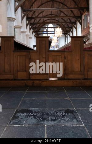 Kleiner Gedenkstein für den berühmten niederländischen Maler Johannes Vermeer (1632-1675) im Boden der 'Oude Kerk' in Delft, Niederlande Stockfoto