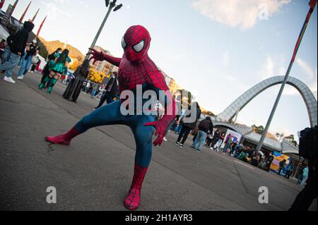 Ein Fan des Marvel-Superhelden Spider man posiert für ein Foto während des vierten Tages des SOFAS (Salon del Ocio y la Fantasia) 2021, einer Messe für die Geek Publikum in Kolumbien, die Cosplay-, Gaming-, Superhelden- und Filmfans aus ganz Kolumbien, in Bogota, Kolumbien am 17. Oktober 2021. Stockfoto
