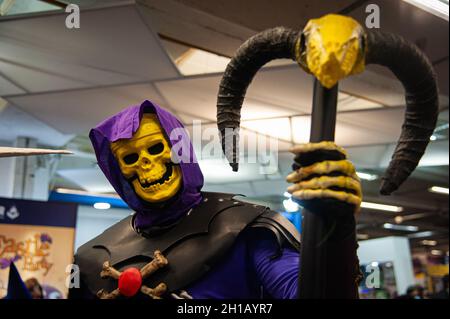 Ein Fan von Hee-man posiert für ein Foto mit einem Kostüm von Skeletor während des vierten Tages des SOFAS (Salon del Ocio y la Fantasia) 2021, einer Messe für die Geek Publikum in Kolumbien, die Cosplay-, Gaming-, Superhelden- und Filmfans aus ganz Kolumbien in Bogota mischt, Kolumbien am 17. Oktober 2021. Stockfoto