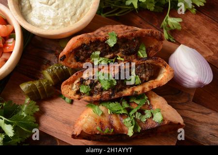 Arayes - Kebab in einer gebackenen Pita. Traditionelle arabische Küche Stockfoto