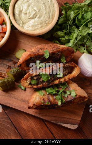 Arayes - Kebab in einer gebackenen Pita. Traditionelle arabische Küche Stockfoto