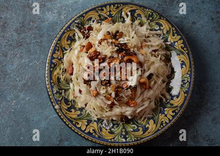 Cranberry und Walnüsse Coleslaw Salat auf einem Teller. Mediterraner Salat. Israelisches Essen Stockfoto