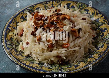 Cranberry und Walnüsse Coleslaw Salat auf einem Teller. Mediterraner Salat. Israelisches Essen Stockfoto