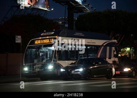 Los Angeles, CA USA - 12. Juli 2021: Los Angeles DASH Bus mit Schild mit Aufschrift Tragen Sie eine Maske während der Covid-19 Pandemie Stockfoto