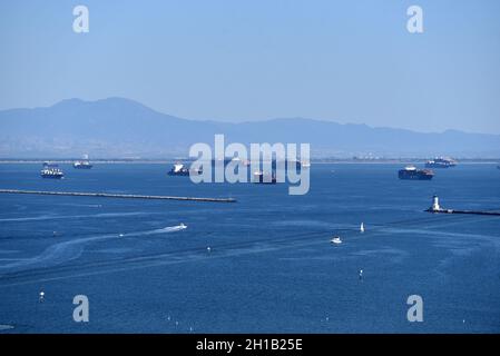 Los Angeles, CA USA - 16. Juli 2021: Rückstand von Containerschiffen, die hinter dem Wellenbrecher auf See warten, um im Hafen von Los Angeles und Long Bea zu entladen Stockfoto