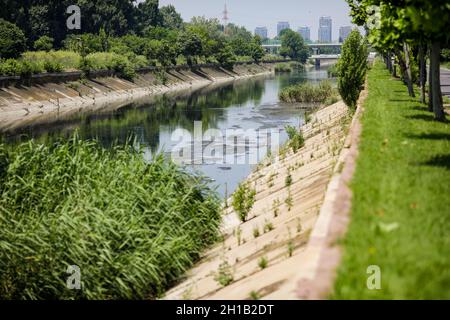 Bukarest, Rumänien - 24. Juni 2021: Dambovita-Fluss in Bukarest an einem heißen Sommertag. Stockfoto