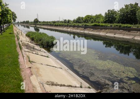 Bukarest, Rumänien - 24. Juni 2021: Dambovita-Fluss in Bukarest an einem heißen Sommertag. Stockfoto