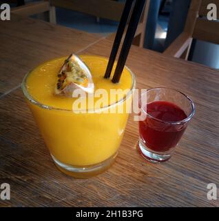 Köstlicher Mango-Maracuja-Smoothie und Getränke Stockfoto
