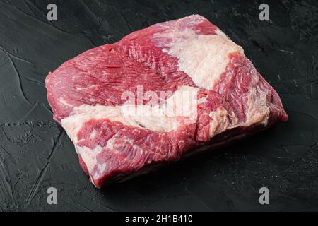 Brisket flach geschnitten, rohes Rindfleisch-Brisket-Fleisch-Set, auf schwarzem Stein Hintergrund Stockfoto