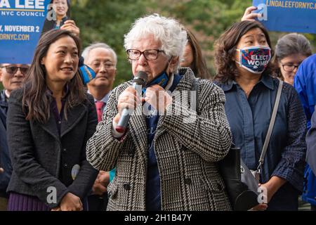 New York, Usa. Oktober 2021. Senatorin Toby Stavisky spricht bei Linda Lees, Kandidatin des New Yorker stadtrats für 23, bei der Auftaktveranstaltung zur Parlamentswahl in Queens Borough in New York City. Kredit: SOPA Images Limited/Alamy Live Nachrichten Stockfoto