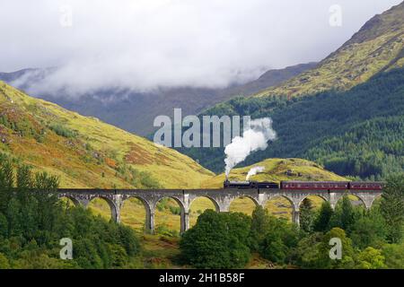 Glenfinnan Viaduct, die Jacobite Dampfeisenbahn, Hogwarts Express, Schottische Highlands Stockfoto