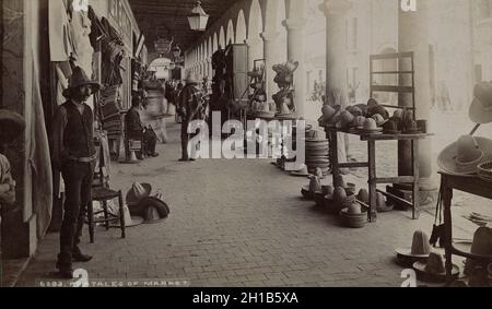 Vintage Schwarz-Weiß-Fotografie ca. 1883 - 1891 eines mexikanischen Marktes unter den portales in Aguascalientes, Cabinet Card Views of Mexico von William Henry Jackson Stockfoto