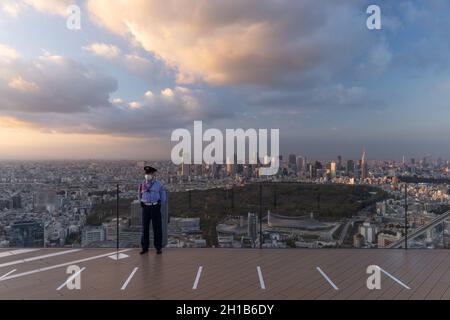 Tokio, Japan. Oktober 2021. Der Yoyogi Park und der Shinjuku Bezirk von der Aussichtsplattform Shibuya Sky bei Sonnenuntergang aus gesehen.Shibuya Sky ist eine neue Attraktion für inländische und internationale Touristen mit einem großartigen Blick über Tokio. Kredit: SOPA Images Limited/Alamy Live Nachrichten Stockfoto