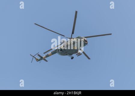 Kiew, Ukraine - 24. August 2021: Hubschrauber Mi-8 über der Stadt während der Militärparade zum Unabhängigkeitstag. Die Ukraine wird den 30. A markieren Stockfoto