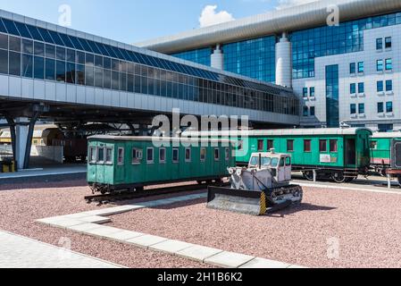 Kiew, Ukraine - 23. Mai 2021: Museum für historischen Eisenbahnverkehr in Kiew, Ukraine. Das Eisenbahnmuseum Kiew befindet sich in den Kiew-Passaschirs Stockfoto