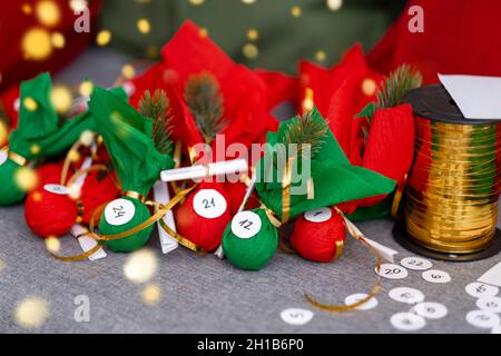 Kleine Geschenke überraschen Adventskalender für Kinder. Frohe Erwartung und Vorbereitung Weihnachten und Neujahr. Stockfoto