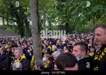 Chaotische Szenen vor dem Stadion, Fans warten in sehr langen Warteschlangen auf Aufnahme und Kontrolle, Fußball 1. Bundesliga, 08. Spieltag, Borussia Dortmund (DO) - FSV FSV FSV Mainz 05 (MZ), am 16. Oktober 2021 in Dortmund. #die DFL-Vorschriften verbieten die Verwendung von Fotos als Bildsequenzen und/oder quasi-Video # Â Stockfoto