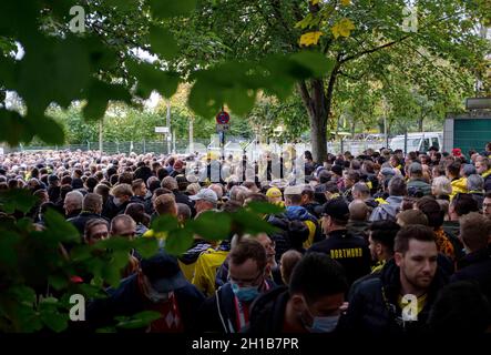 Chaotische Szenen vor dem Stadion, Fans warten in sehr langen Warteschlangen auf Aufnahme und Kontrolle, Fußball 1. Bundesliga, 08. Spieltag, Borussia Dortmund (DO) - FSV FSV FSV Mainz 05 (MZ), am 16. Oktober 2021 in Dortmund. #die DFL-Vorschriften verbieten die Verwendung von Fotos als Bildsequenzen und/oder quasi-Video # Â Stockfoto