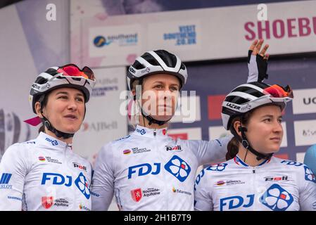 Eugenie Duval, Victorie Guilman, Jade Wiel vom Team FDJ Nouvelle bei der Vorbereitung auf das Radrennen der Women's Tour, Etappe 4, beginnend mit Shoeburyness Stockfoto