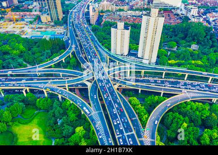 Luftaufnahme von Gebäuden und Autobahnkreuz in Shanghai, China. Stockfoto