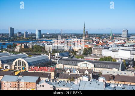 Riga Panorama mit St. Peter's Kirche und anderen Kirchen und Gebäuden, Daugava Fluss, Brücke, Finanzviertel und Central Market Stockfoto