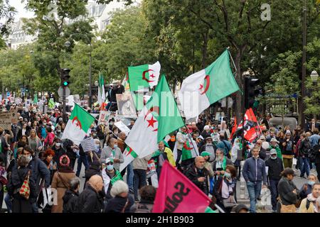 Paris, Frankreich. Oktober 2021. Demonstration mit Forderung nach Wahrheit und Gerechtigkeit über das Massaker an Algeriern, die in Paris friedlich demonstrierten. Stockfoto