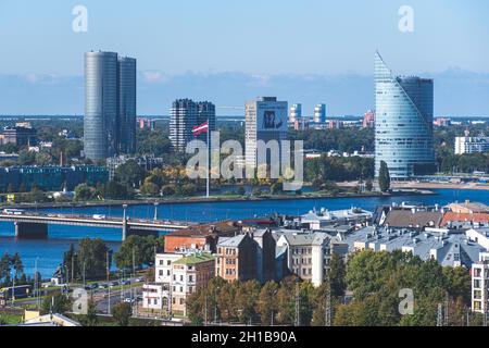 Riga Panorama mit Daugava Fluss, Brücke, Flagge Lettlands und Wolkenkratzern des Finanzviertels Stockfoto