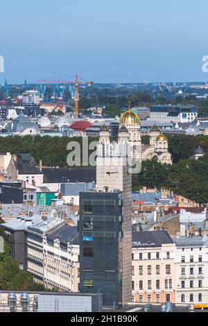 Rigaer Panorama mit Uhrturm am Hauptbahnhof und russisch-orthodoxer Kirche, Christusdom, vertikal Stockfoto