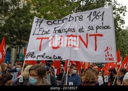 Paris, Frankreich. Oktober 2021. Demonstration mit Forderung nach Wahrheit und Gerechtigkeit über das Massaker an Algeriern, die in Paris friedlich demonstrierten. Stockfoto