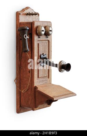 Isolierte Objekte: Sehr altes Telefon aus Holz, Wandmontage, auf weißem Hintergrund Stockfoto