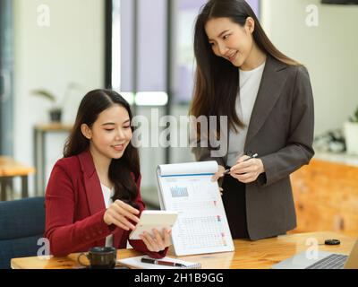 Das Team von Unternehmensanalysten oder Buchhaltern berechnet und überprüft die Finanzdatenblätter in der Besprechung. Stockfoto