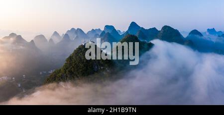 Guilin, Guangxi, China Karst Berge auf dem Li Fluss. Luftansicht. Stockfoto
