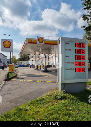 MÜNCHEN, DEUTSCHLAND - 17. OKTOBER: Am 17. Oktober 2021 in München, Deutschland, überquerte der Kraftstoffpreis die zwei-Euro-Marke an einer Shell-Tankstelle. Die Energiepreise sind es Stockfoto