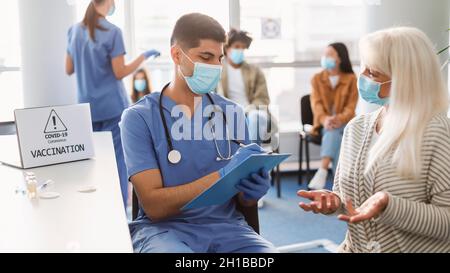 Arzt Im Gespräch Mit Reifen Weiblichen Patienten Bei Termin Im Krankenhaus Stockfoto
