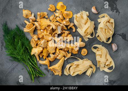 Pasta Pfifferlinge Pilze Zutaten Set, auf grauen Stein Tisch Hintergrund, Draufsicht flach legen Stockfoto