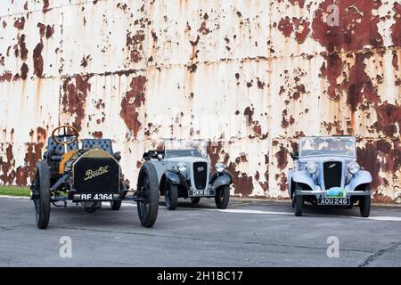 1907 Berliet Curtiss mit einem 1935 und 1937 Austin im Bicester Heritage Center sonntag Scramble Veranstaltung. Bicester, Oxfordshire, England Stockfoto