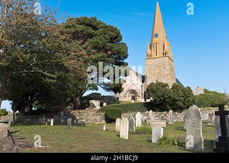 dh Pfarrkirche VALE GUERNSEY St Michel du Valle Grabsteine auf dem Friedhof Stockfoto