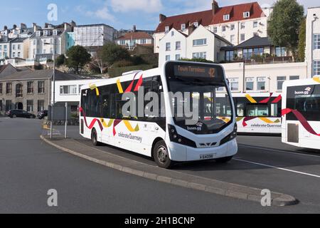 dh Busse fahren nach ST PETER PORT GUERNSEY CT plus Bus Transport Stockfoto