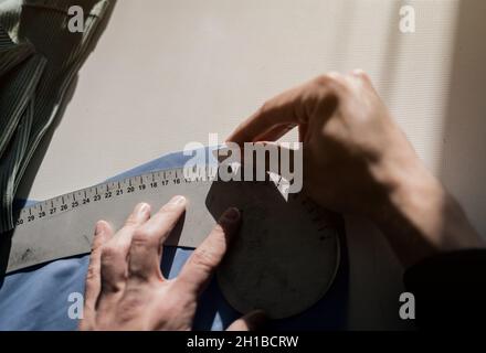 Schneiderarbeiten in der Werkstatt. Schneiderei nach Maß Stockfoto