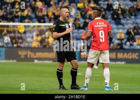 Brondby, Dänemark. , . Schiedsrichter Mads-Kristoffer Kristoffersen gesehen mit Andres Ponce (9) von Vejle Boldklub während des 3F Superliga Spiels zwischen Broendby IF und Vejle Boldklub im Brondby Stadion. (Foto: Gonzales Photo/Alamy Live News Stockfoto