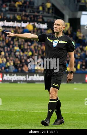 Brondby, Dänemark. , . Schiedsrichter Mads-Kristoffer Kristoffersen wurde während des 3F Superliga-Spiels zwischen Broendby IF und Vejle Boldklub im Brondby Stadion in Aktion gesehen. (Foto: Gonzales Photo/Alamy Live News Stockfoto